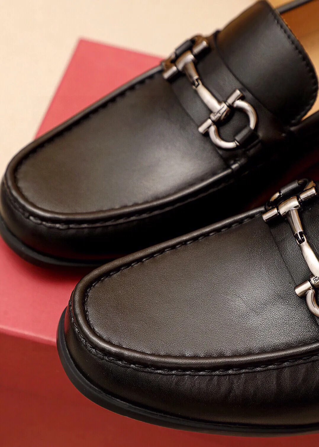 Men's shoes 💰480 💐 Product trademark: Ferragamo "Ferragamo" casual leather shoes Regular size: 38-44 (45🉑️customized) Product materials: Selected imported first-layer calfskin upper + luxury hardware buckle, imported water-dyed cow leather lining. Strong three-dimensional visual effect, original outsole color: 3⃣️seed leather materials available